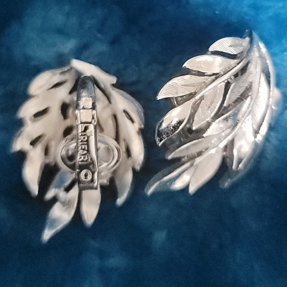 Vintage Crown Trifari Silver Tone Clip On Earrings - Picture 6 of 8